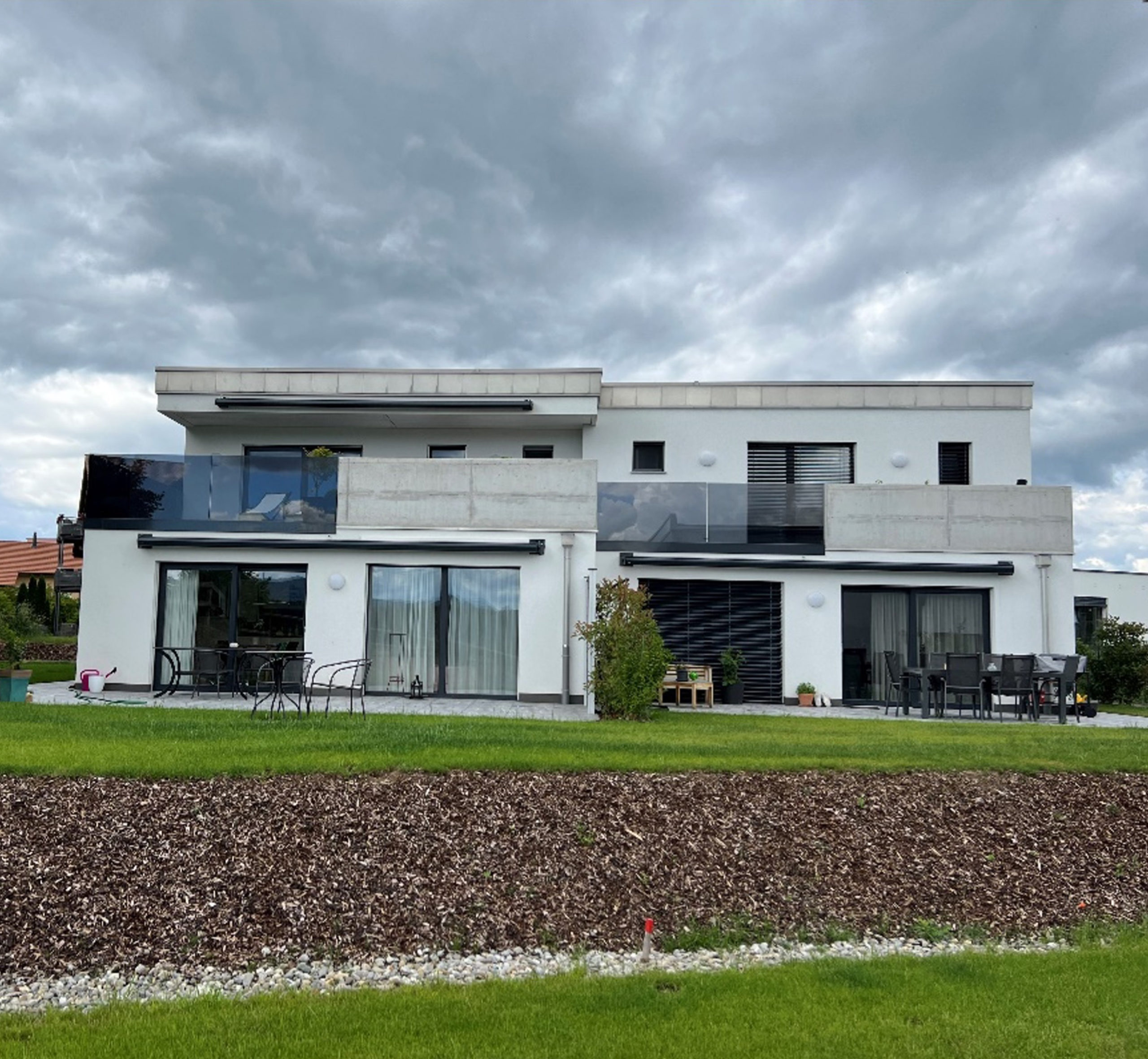 Ces deux bâtiments de 3 appartements chacun sont implantés dans un quartier résidentiel. De style contemporain, privilégiant les lignes droites, de grandes ouvertures offrent un espace lumineux ainsi qu’une atmosphère chaleureuse.
